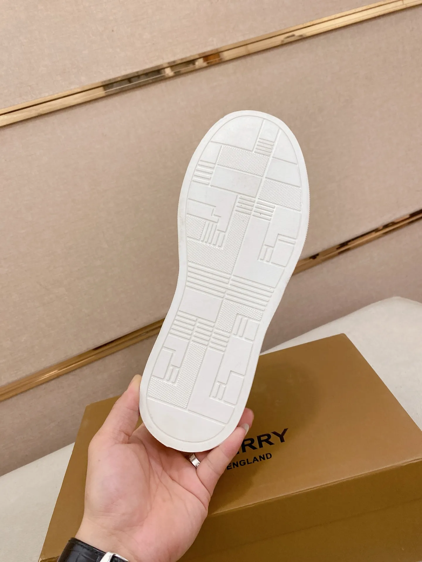Men's shoes 💰: 400💰🇮🇹🇮🇹 Burberry top purchasing agent 🔍🔍Synchronized sale Positive code number: 38-44 Italian imported first-layer cowhide with fabric. Fully imported sheepskin lining, sole: the original sole is specially provided by the original factory, the exclusive movable molded sole is super comfortable, the original factory follows the order, 🔍🔍high quality, you can come in and out at will, welcome to compare